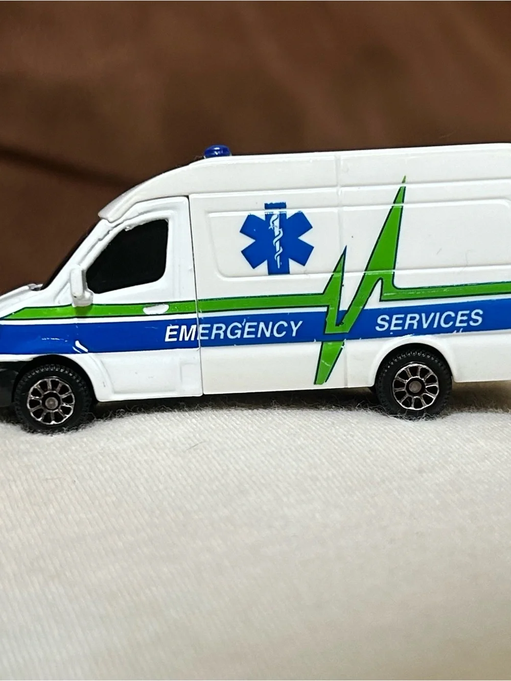Maisto Diecast Emergency Services Ambulance White Van